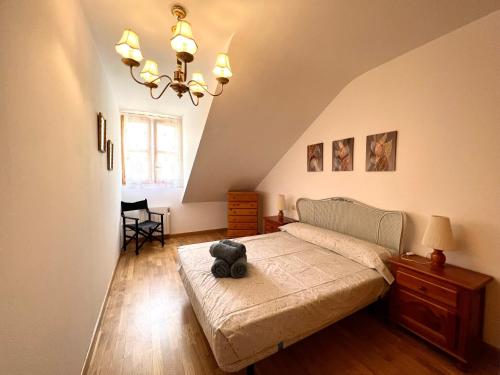 a bedroom with a bed with a teddy bear on it at Apartamento Centrico con Parking in Rialp