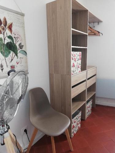 - une chambre avec une chaise à côté d'un bureau dans l'établissement La Maison Du Parc 1er étage, à Balaruc-les-Bains