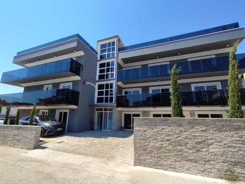 Luxury Apartments-LA Dino Maky