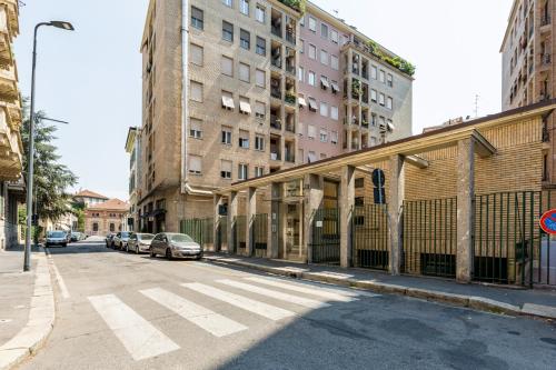 GuestHost - Garibaldi & Gae Aulenti Modern Apt with Private Parking!