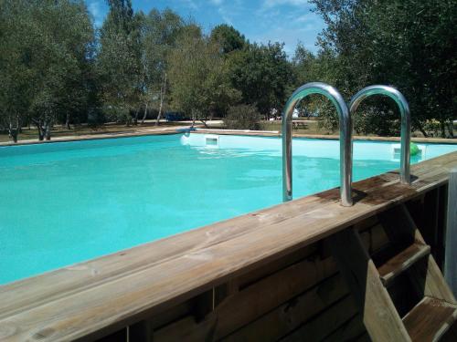 - une piscine avec des rails bleus et métalliques dans l'établissement Tiny House Nouvelle annonce Boho Ocean, à Naujac-sur-Mer