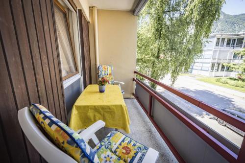 een balkon met een tafel en stoelen en een raam bij Ferienwohnung Sophia in Bad Reichenhall