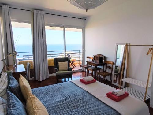 フンシャルにあるThe Lidosol - Phenomenal view over the Atlantic Oceanのベッドルーム1室(ベッド1台付)が備わります。