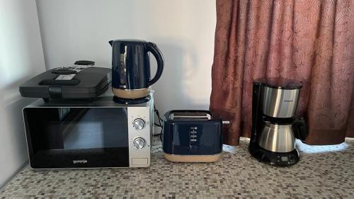 a microwave and a blender and a coffee maker at Hacienda del Mar'a in Vama Veche