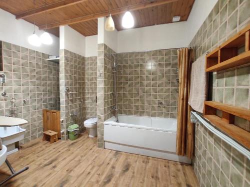 Kúpeľňa v ubytovaní SCANDI уютный домик с камином и баней на семь человек в горах