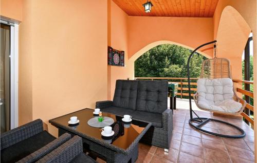 ein Wohnzimmer mit einem Sofa, einem Tisch und Stühlen in der Unterkunft Beautiful Home In Globocec Ludbrecki With Heated Swimming Pool in Čukovec