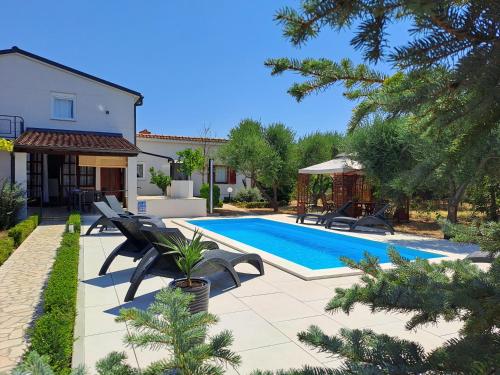 una piscina en el patio trasero de una casa en Villa Grace Felice, en Fažana