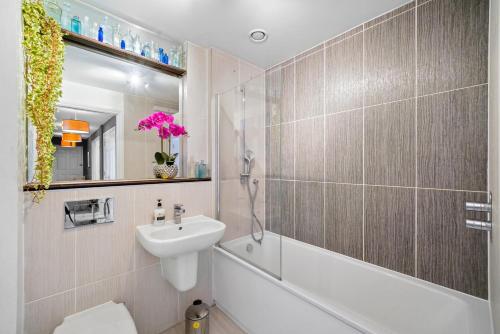 a bathroom with a sink and a toilet and a shower at Stunning Abode - Sleeps 10 - Parking in Bristol