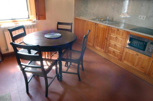 a kitchen with a table and chairs and a sink at Casa de Campo Sao Rafael - Turismo Rural in Óbidos