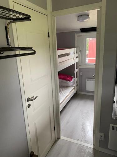 pokój z otwartymi drzwiami do pokoju z szafą w obiekcie Slätterne Gård stugor w mieście Sandviken