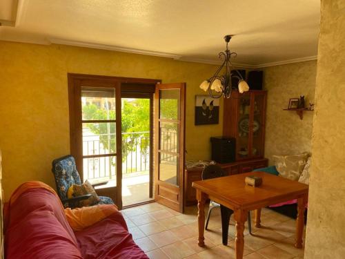 a living room with a couch and a table at Junto a la playa y vistas espectaculares in Los Alcázares