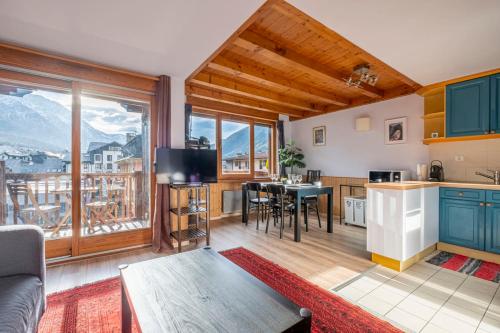 Kuchyňa alebo kuchynka v ubytovaní Nice 55 M With Balconies And Mont Blanc View