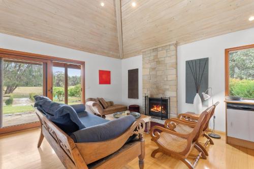 Yallingup Retreat - Romantic Country Retreat for Couplesにあるシーティングエリア
