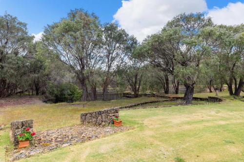 Yallingup Retreat - Romantic Country Retreat for Couplesにある庭