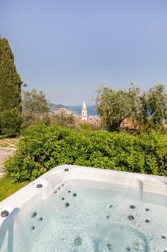 a jacuzzi tub with a view of the city at Agriturismo L’Orto di Muma in Gorleri