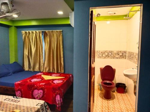 um quarto com uma cama e uma casa de banho com um lavatório em Villa Koh Rong em Koh Rong