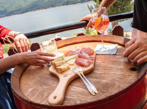 - une table avec une assiette de nourriture et un verre de vin dans l'établissement Centro Sportivo Lorica, à Lorica