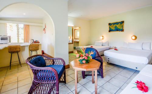 Rúm í herbergi á Tanoa Skylodge Hotel