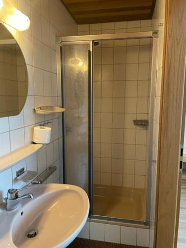 La salle de bains est pourvue d'un lavabo et d'une douche. dans l'établissement Gästehaus Murgtalblick, à Gernsbach