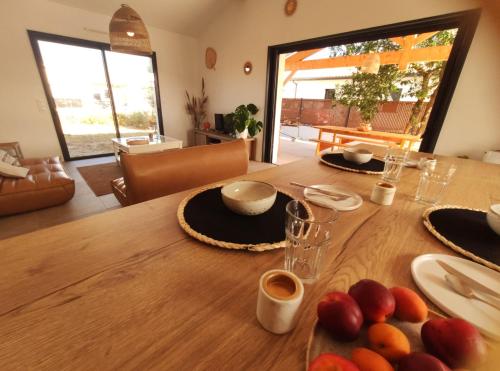 une table en bois avec des assiettes de nourriture au-dessus dans l'établissement pénates océanes, à Vensac