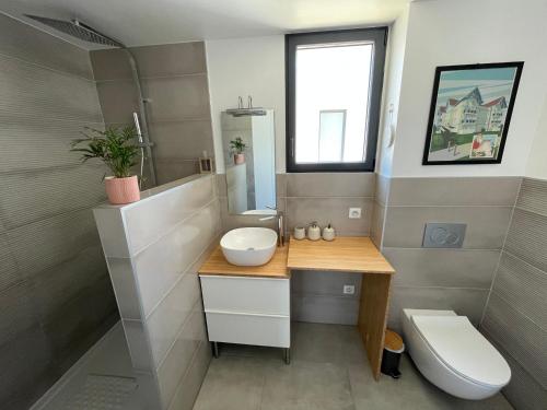 ein Badezimmer mit Waschbecken und Toilette in der Unterkunft Maison Candau in Pessac