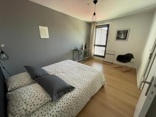 ein Schlafzimmer mit Bett, Schreibtisch und Fenster in der Unterkunft Maison Candau in Pessac