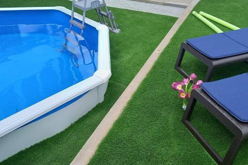 - une petite piscine avec une table et une chaise à côté dans l'établissement Casa Joana, à Canyelles