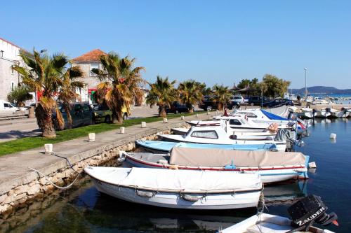 eine Gruppe von Booten, die in einem Hafen angedockt sind in der Unterkunft Apartments with a parking space Srima - Vodice, Vodice - 17238 in Vodice