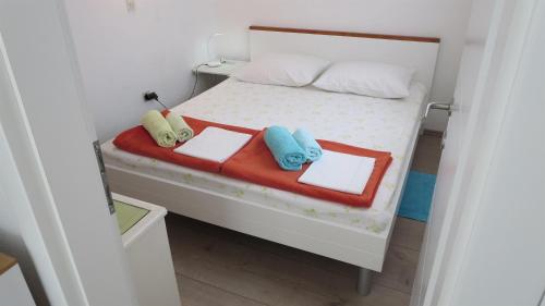 Postel nebo postele na pokoji v ubytování Apartments Orhideja