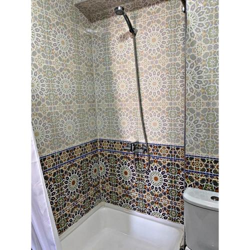 Ένα μπάνιο στο Rahmat guesthouse