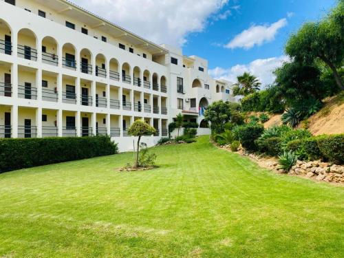 - une vue sur l'avant d'un bâtiment dans l'établissement Algarve Apartment 129, à Albufeira