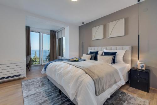 Premium apartment with beautiful sea view, short walk to the sea