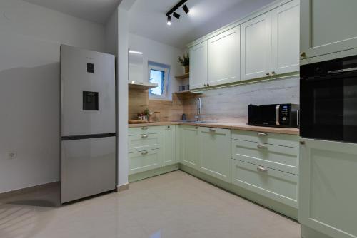 Premium apartment with beautiful sea view, short walk to the sea