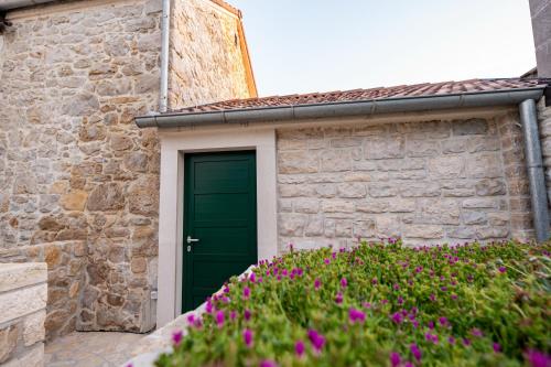 Το κτήριο όπου στεγάζεται  η παραθεριστική κατοικία