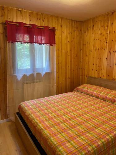 皮恩卡瓦羅的住宿－La Casa di Pianca，一间卧室设有两张床和窗户。