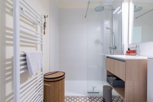 une salle de bain avec un lavabo et une douche dans l'établissement LE NID DES CEDRES - Magnifique Studio terrasse Montplaisir, à Lyon