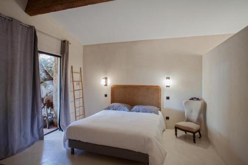 une chambre avec un lit, une chaise et une fenêtre dans l'établissement Villa Pianelli, à Sotta