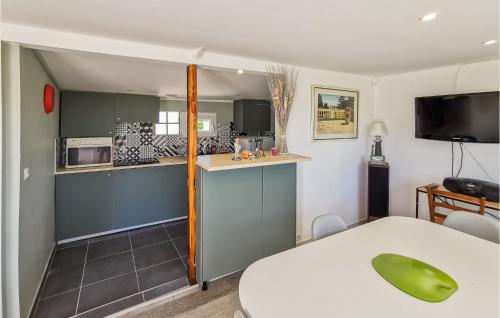 - une cuisine avec une table blanche et un comptoir dans l'établissement Awesome Home In Saint Ouen Les Vignes, à Saint-Ouen-les-Vignes