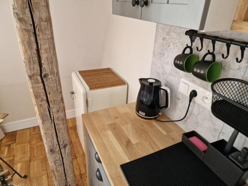 a kitchen with a counter and a stove top oven at Klimatyczny Apartament na Bydgoskim Przedmieściu in Toruń