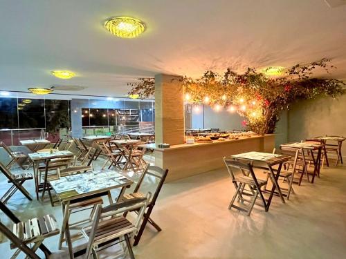 um restaurante com mesas e cadeiras e um balcão em Porto de Galinhas PORTO EXCLUSIVE BY AFT em Porto de Galinhas