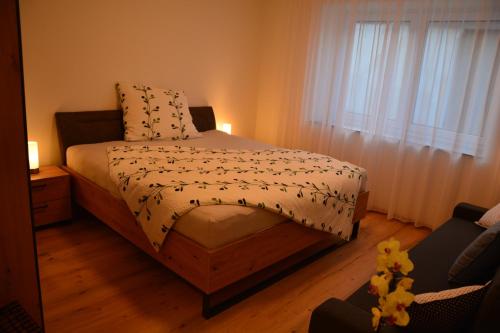 sypialnia z łóżkiem i oknem w obiekcie Wachtelwerkstatt w mieście Unternalb