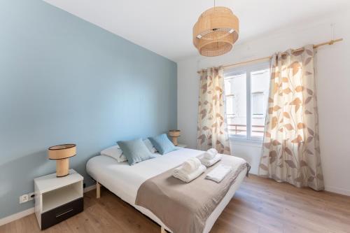 une chambre avec un lit et une fenêtre dans l'établissement ROCCA BIANCA - Sur la roche face à la mer et la bonne mère, à Marseille