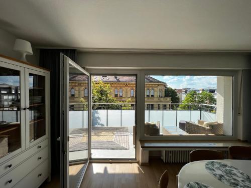 1 dormitorio con puerta corredera de cristal que da a un balcón en Residenz am Roten Tor, en Augsburg