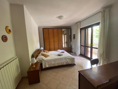 1 dormitorio con cama y ventana grande en Camere Rosy en Palazzo