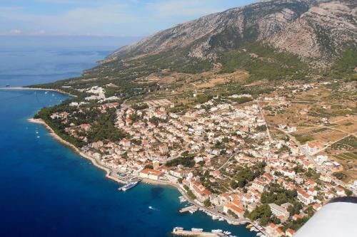 Vue aérienne d'une ville sur une île dans l'eau dans l'établissement Apartments with a parking space Bol, Brac - 18358, à Bol