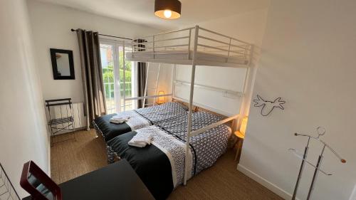 a bedroom with a bunk bed in a room at Côté lac in Gérardmer