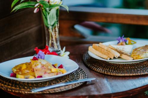 Makanan di atau berdekatan rumah tamu ini