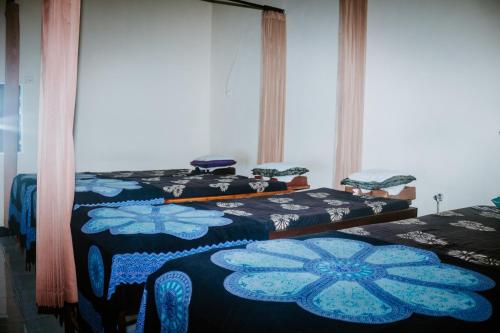 Katil atau katil-katil dalam bilik di Kurnia Guest House & Spa