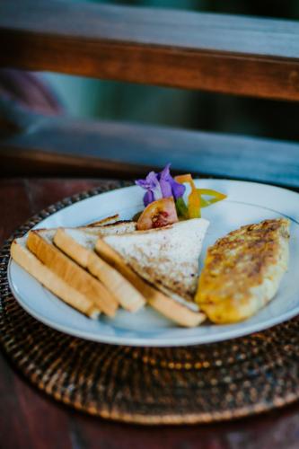 Makanan di atau berdekatan rumah tamu ini