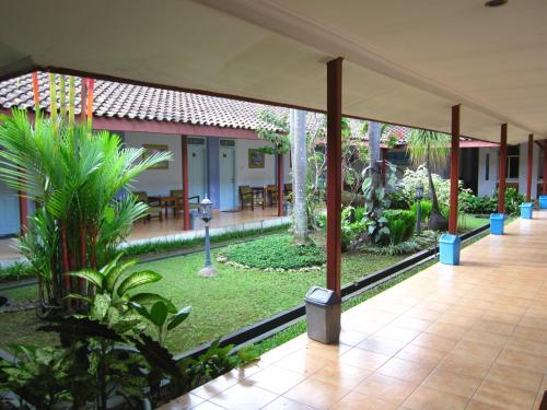 Un jardín fuera de Hotel Besar Purwokerto